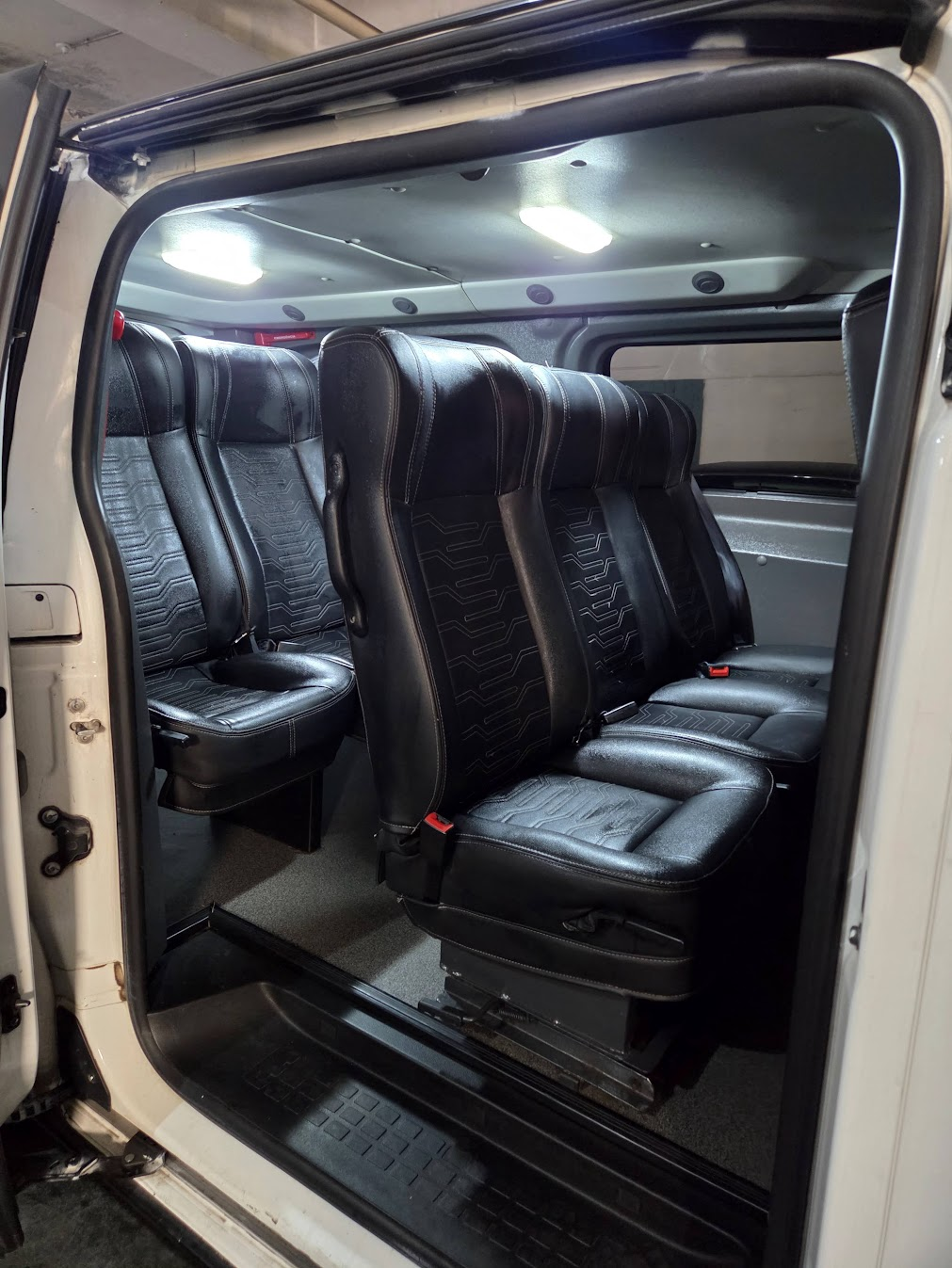 Interior da Mini Van executiva com poltronas em couro